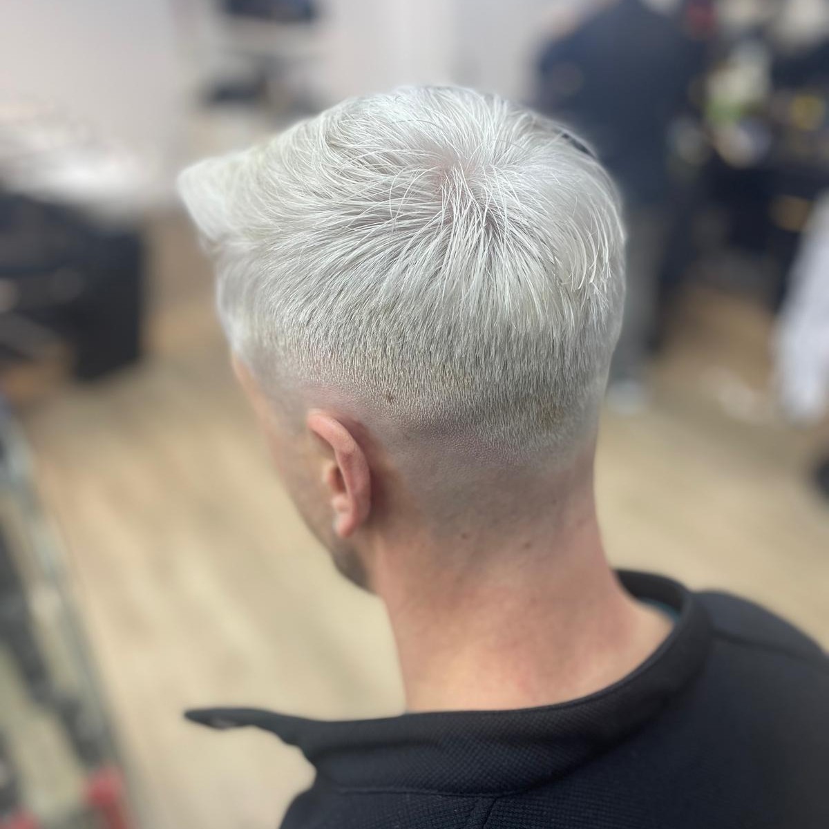 Nachherbild einer Haarfärbung mit hellem, sauberem Ergebnis