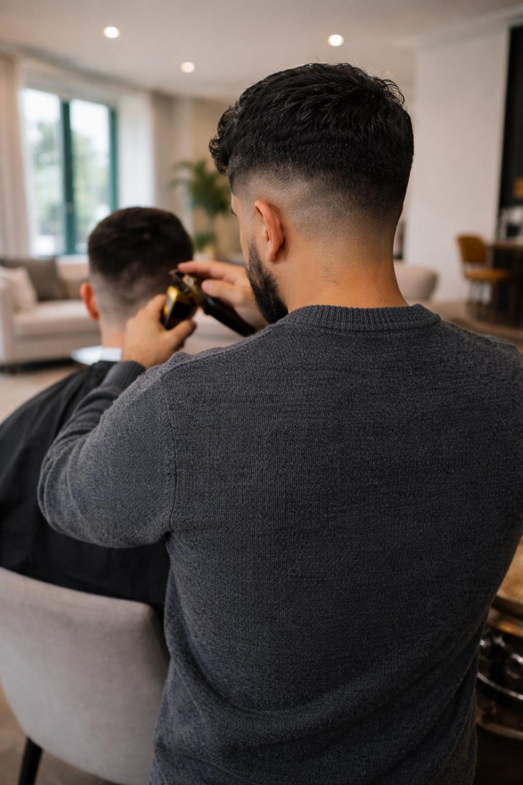 Mobiler Herrenhaarschnitt in einer ruhigen Wohnumgebung